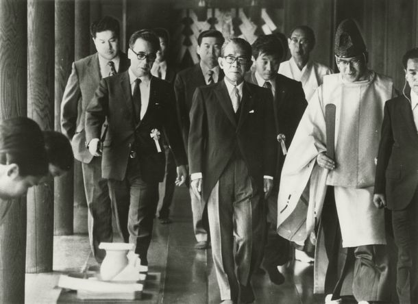写真・図版 : 三木武夫首相は1975年8月15日の終戦記念日に、戦後初めて現職総理大臣として靖国神社に参拝した