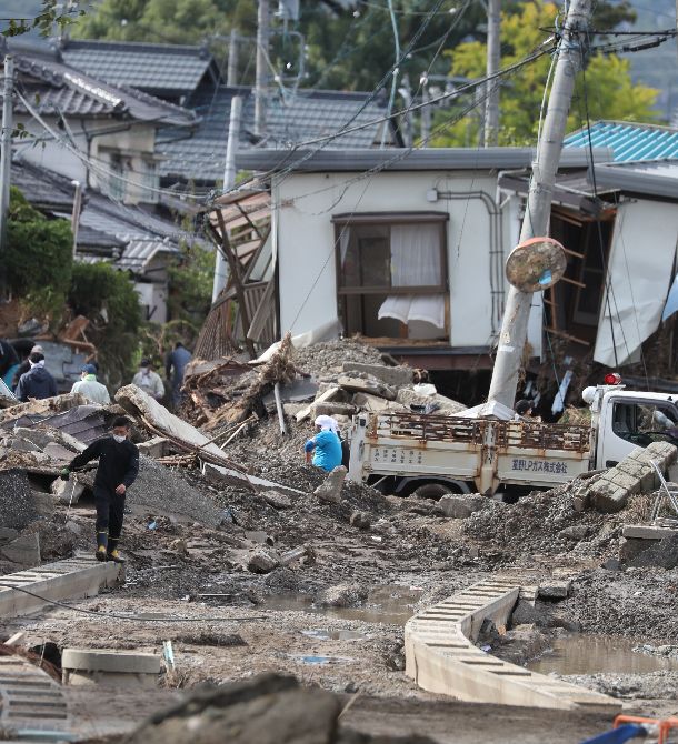 写真・図版 : 壊滅的な被害を受けた決壊した千曲川の堤防近くの集落＝2019年10月20日、長野市