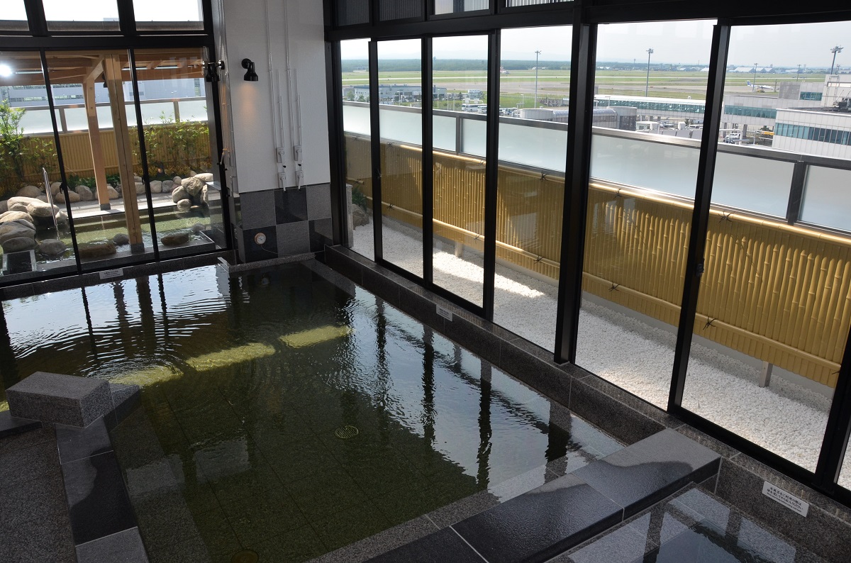 写真・図版 : 露天風呂もある新千歳空港温泉