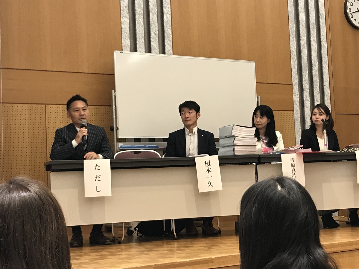 写真・図版 : 「結婚の自由をすべての人に」東京訴訟の原告の一人、ただしさん（左端）=2019年10月16日、東京・霞が関の弁護士会館