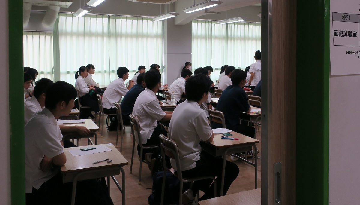 写真・図版 : 東京都内の高校で英語の民間試験を受ける高校生たち＝2019年9月