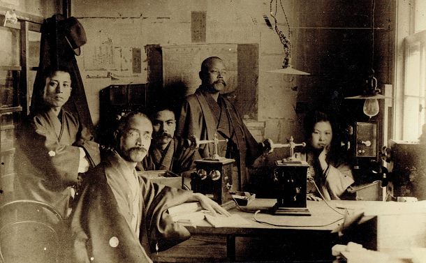 写真・図版 : 1915年ころの電話室と速記者たち。右端が高畠ふみ