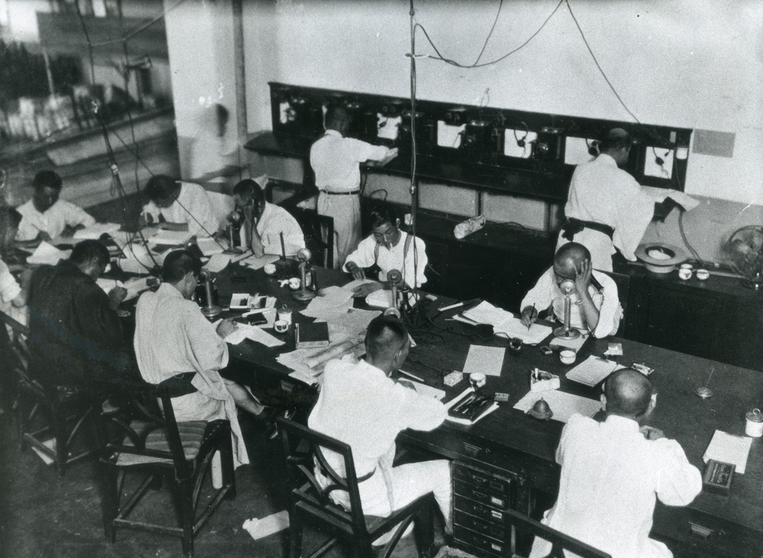 写真・図版 : 1937年（昭和12）年ごろの朝日新聞大阪本社電話課