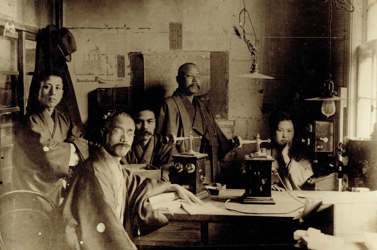 写真・図版 : 1915年ころの電話室と速記者たち。右端が高畠ふみ