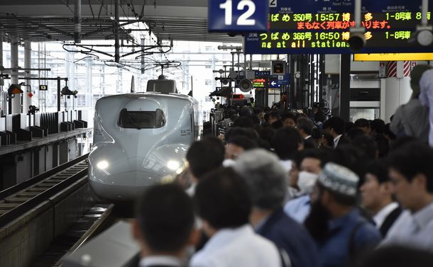 写真・図版 : 全線で営業運転を再開した九州新幹線の入線を待つ人たち＝2016年4月27日、JR熊本駅