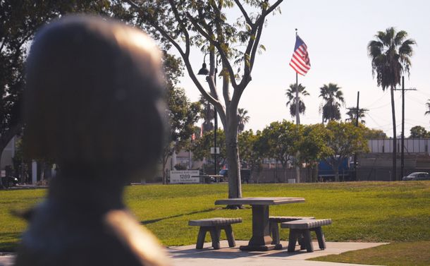 写真・図版 : 映画「主戦場」から。米カリフォルニア州グレンデール市に立つ慰安婦少女像　©ＮＯ ＭＡＮ ＰＲＯＤＵＣＴＩＯＮＳ ＬＬＣ 