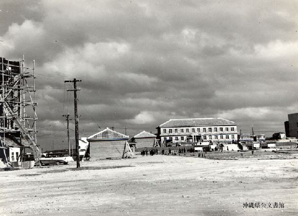 写真・図版 : 1956年の琉球大学風景（沖縄県公文書館所蔵）