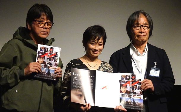 写真・図版 : 「いま、なぜ私が良くも悪くも浮いてしまっているのか。森ワールドを通して社会、政治状況があぶり出たのではないか」。望月衣塑子記者（中央）は「i-新聞記者ドキュメント-」（2019年11月15日公開）試写会でそう語った。森達也監督（左）とエグゼクティブ・プロデューサーの河村光庸氏（右）＝東京都千代田区で2019年10月23日、臺宏士撮影