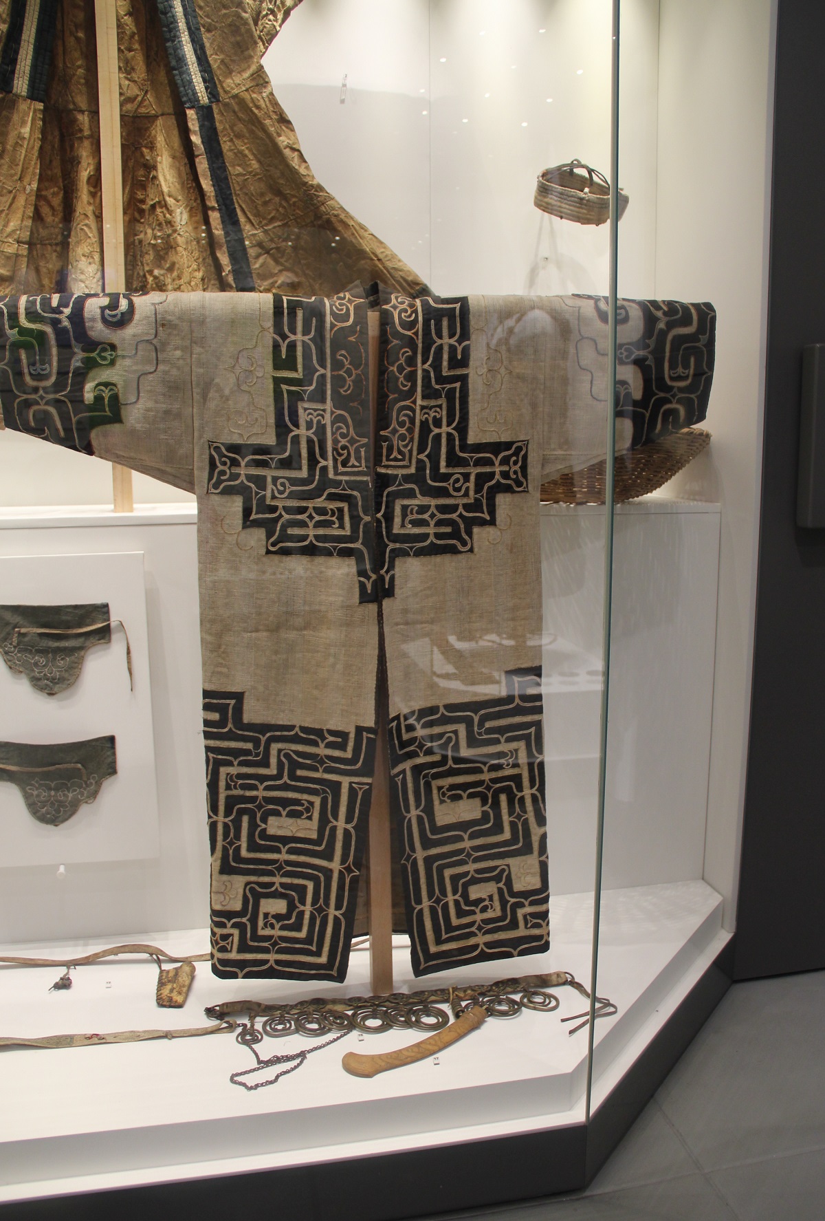 「サハリン州立郷土博物館」に展示されている樺太アイヌの衣服