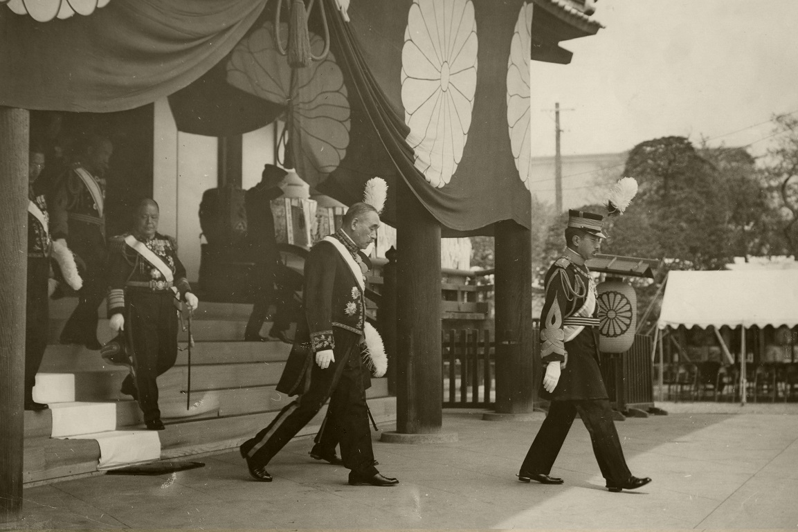 写真・図版 : 靖国神社に参拝した昭和天皇＝1934年4月27日