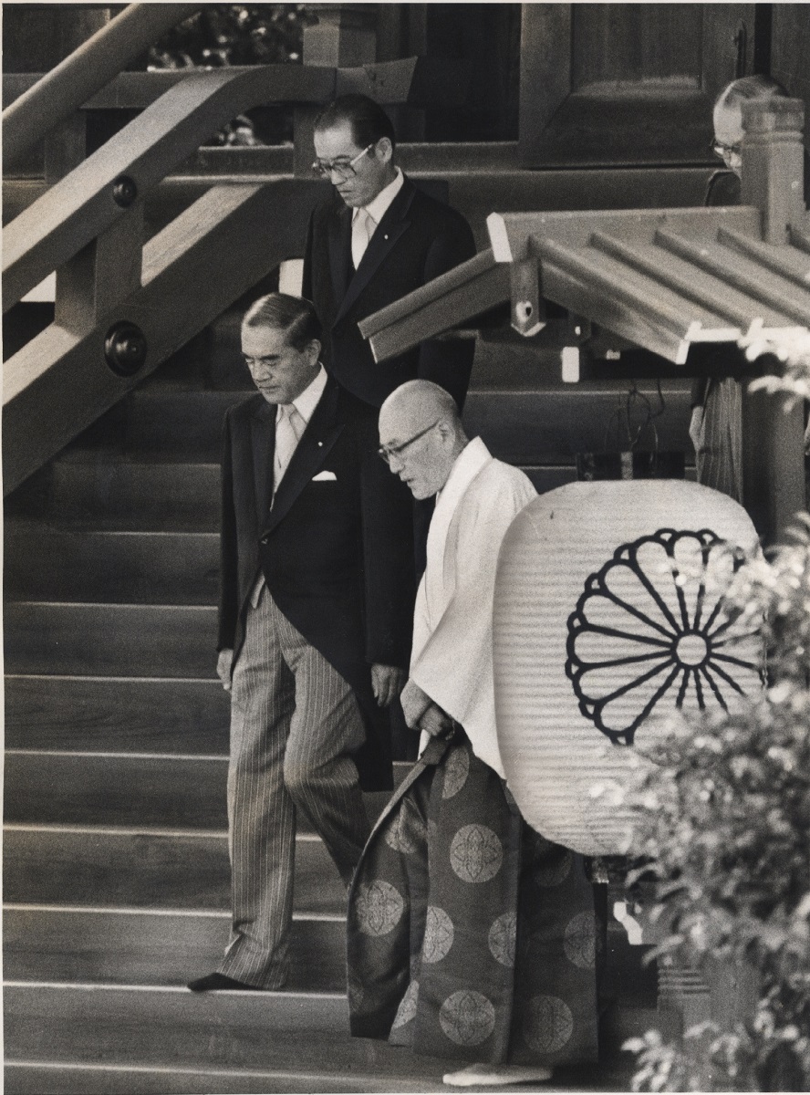 写真・図版 : 靖国神社を参拝した中曽根康弘首相。玉串料を公費から支出し「公式参拝」を名乗った＝1985年8月15日