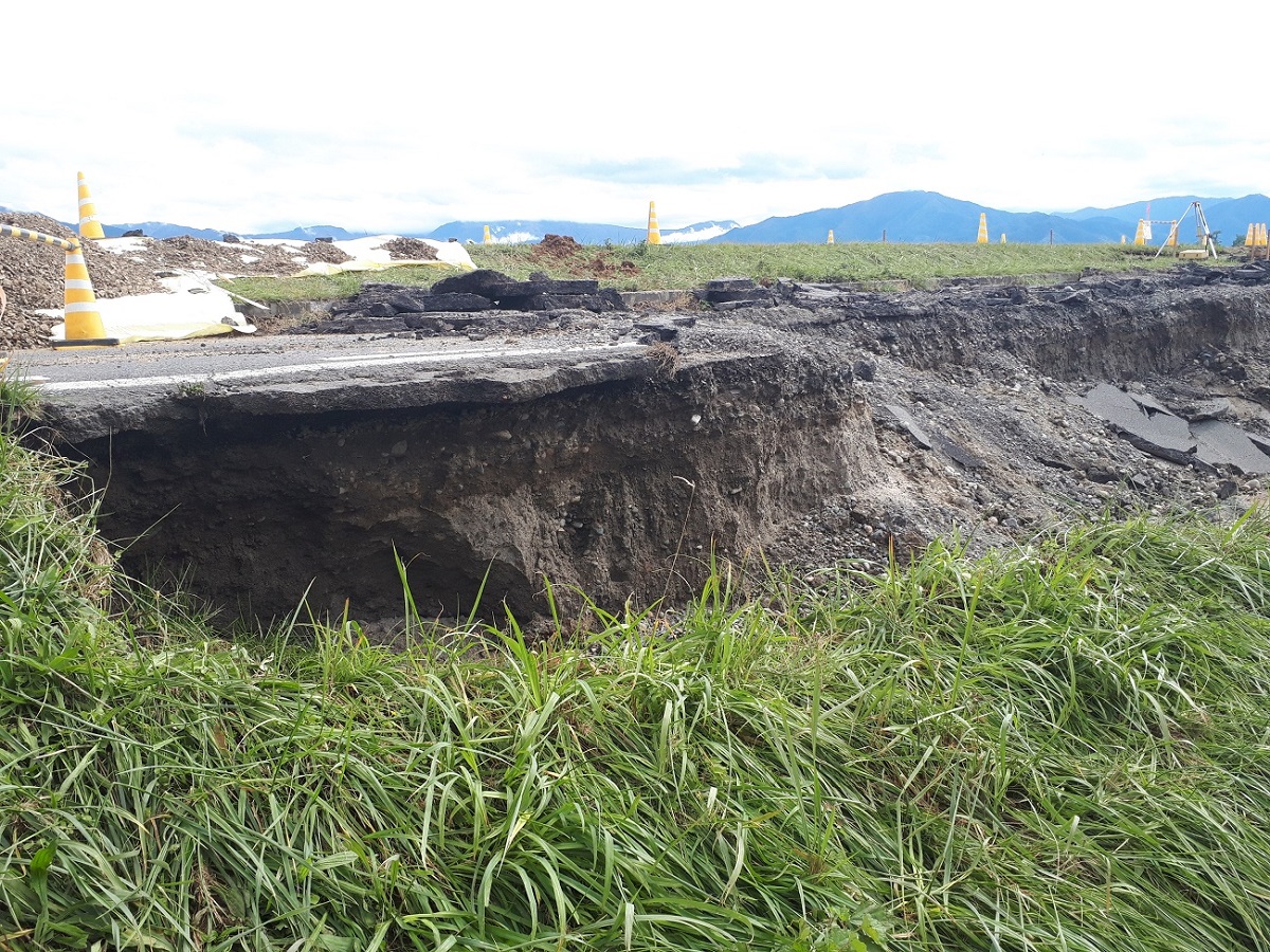 写真・図版 : 千曲川の決壊現場近くでは、土手の土砂が流出し、路面が浮いていた＝2019年10月19日、長野市