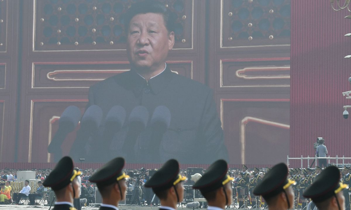 写真・図版 : 中国建国70周年の祝賀式典の冒頭、あいさつする習近平国家主席の姿が映し出された＝2019年10月1日、北京