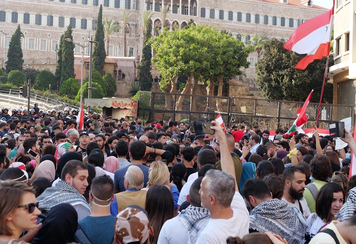 レバノンのデモ3日目の10月19日、ベイルート中心部の政府庁舎前の通りで拳を突き上げ「サウラ(革命)」を連呼する市民=川上撮影