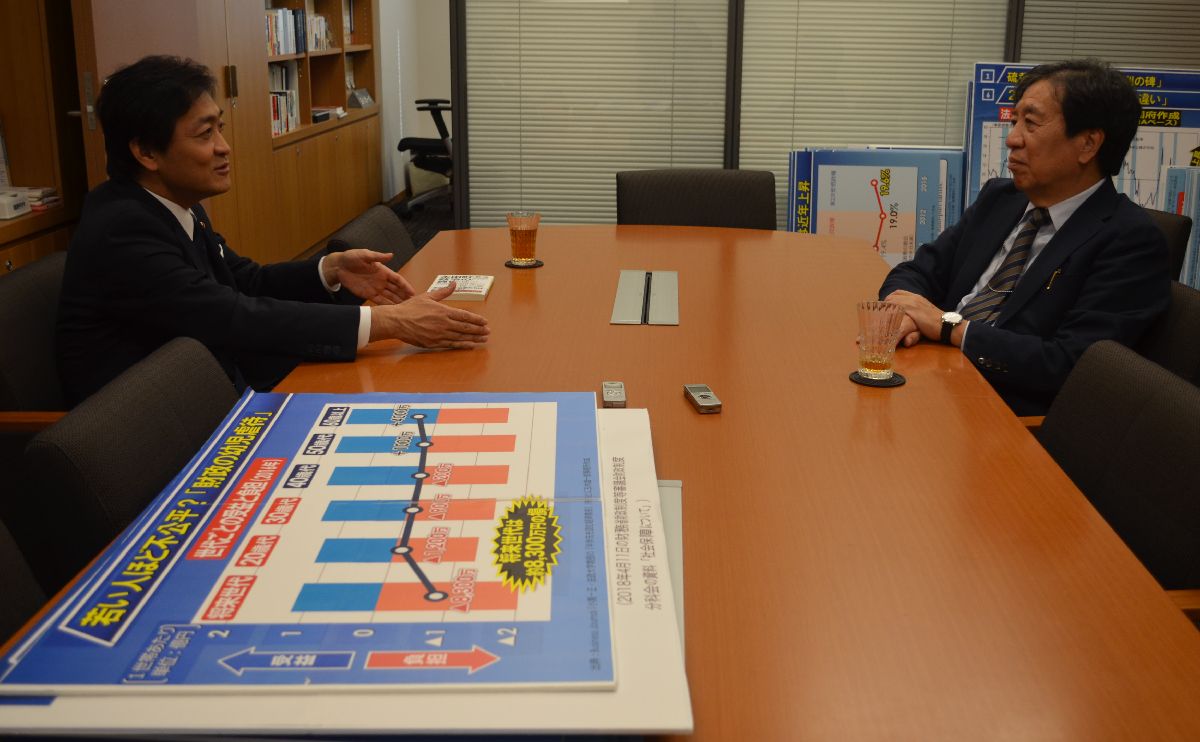写真・図版 : 対談する玉木雄一郎さん（左）と星浩さん（右）