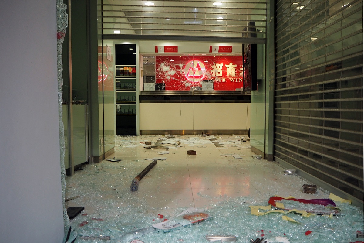 写真・図版 : 破壊された中国系銀行