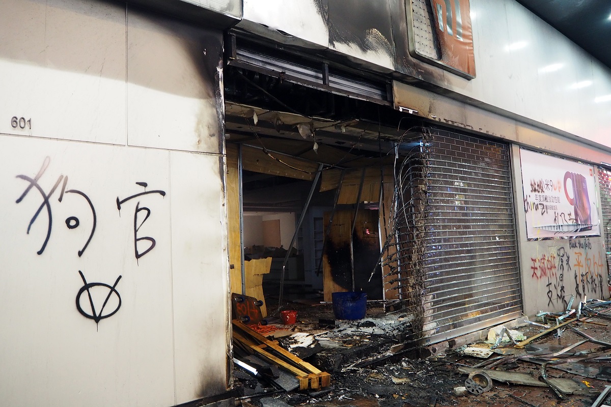 写真・図版 : 襲撃された中国系の店舗。「狗官」という落書きは「体制のイヌ」というほどの意味