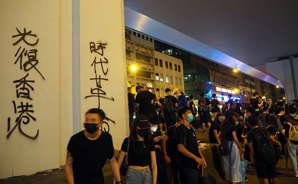 写真・図版 : 「光復香港　時代革命」のスローガン