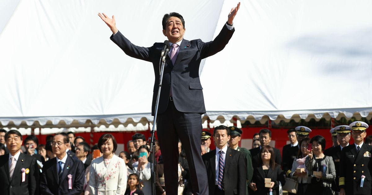 写真・図版 : 主催した「桜を見る会」であいさつする安倍首相＝今年4月、東京・新宿。代表撮影 