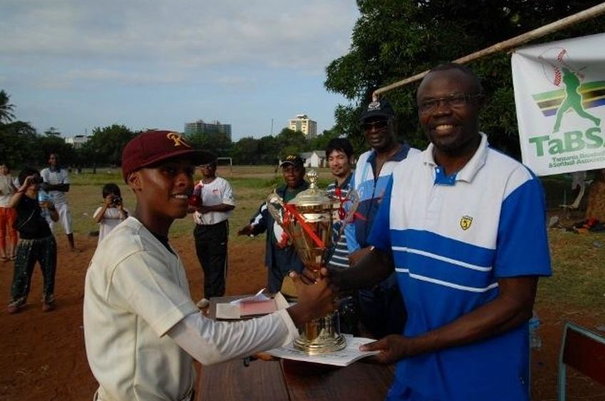 写真・図版 : 代表チームのアブダラ主将は、最初に野球が導入されたキバシラセカンダリースクールの主将として、第1回タンザニア甲子園大会の優勝カップを手にした。