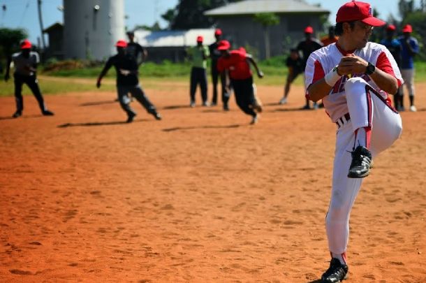 写真・図版 : 機動力野球を目指したタンザニア代表チームでは、日ごろの練習でも盗塁に力を入れていた。