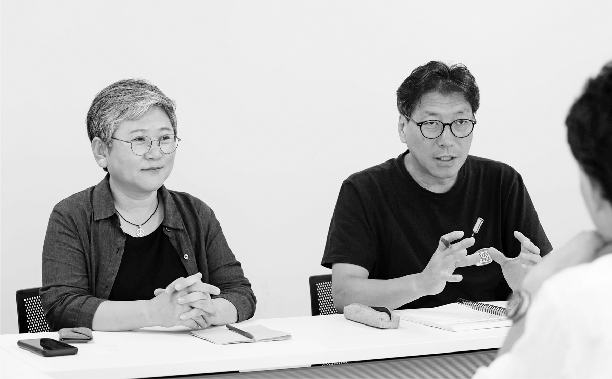 写真・図版 : キム・ソギョンさん（左）、キム・ウンソンさん（右）夫妻