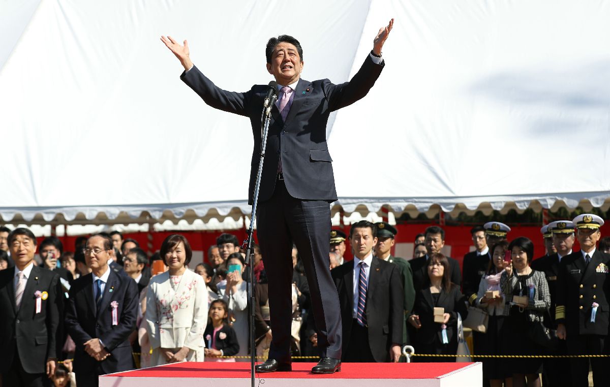 写真・図版 : 今年の「桜を見る会」であいさつする安倍晋三首相（中央）＝2019年4月13日、東京都新宿区