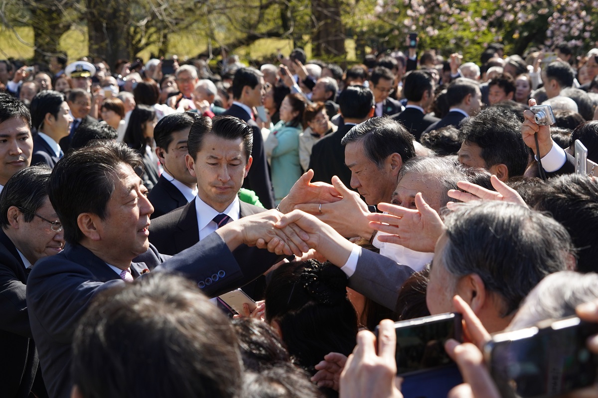 写真・図版 : 「桜を見る会」来場者と握手して回る安倍首相＝2019年4月13日、東京・新宿御苑