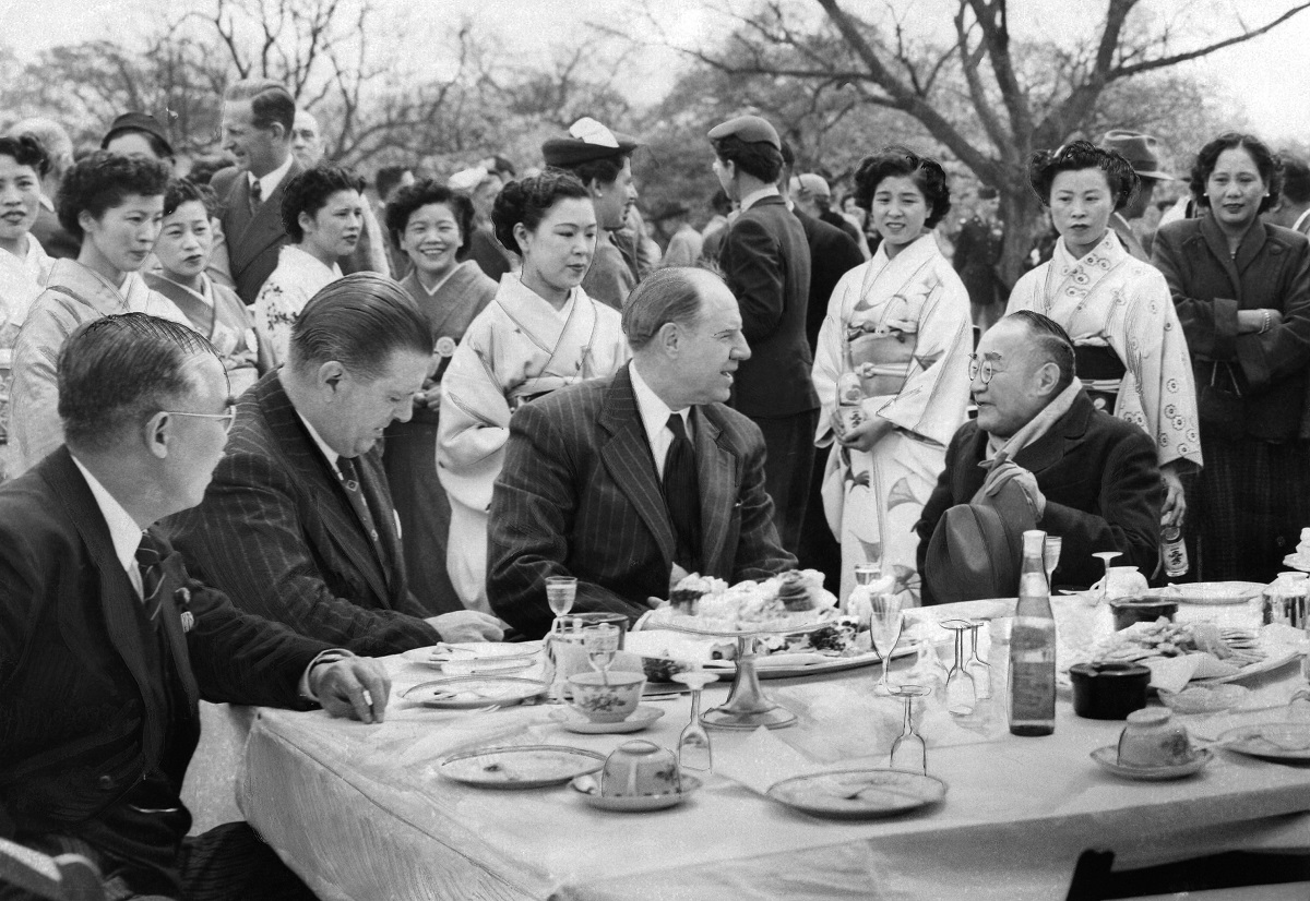 写真・図版 : 吉田首相が催した「桜を見る会」。1952年から続いてきた会だが第2次安倍政権以降、出席者の規模は急増している＝1953年4月1日、東京・新宿御苑