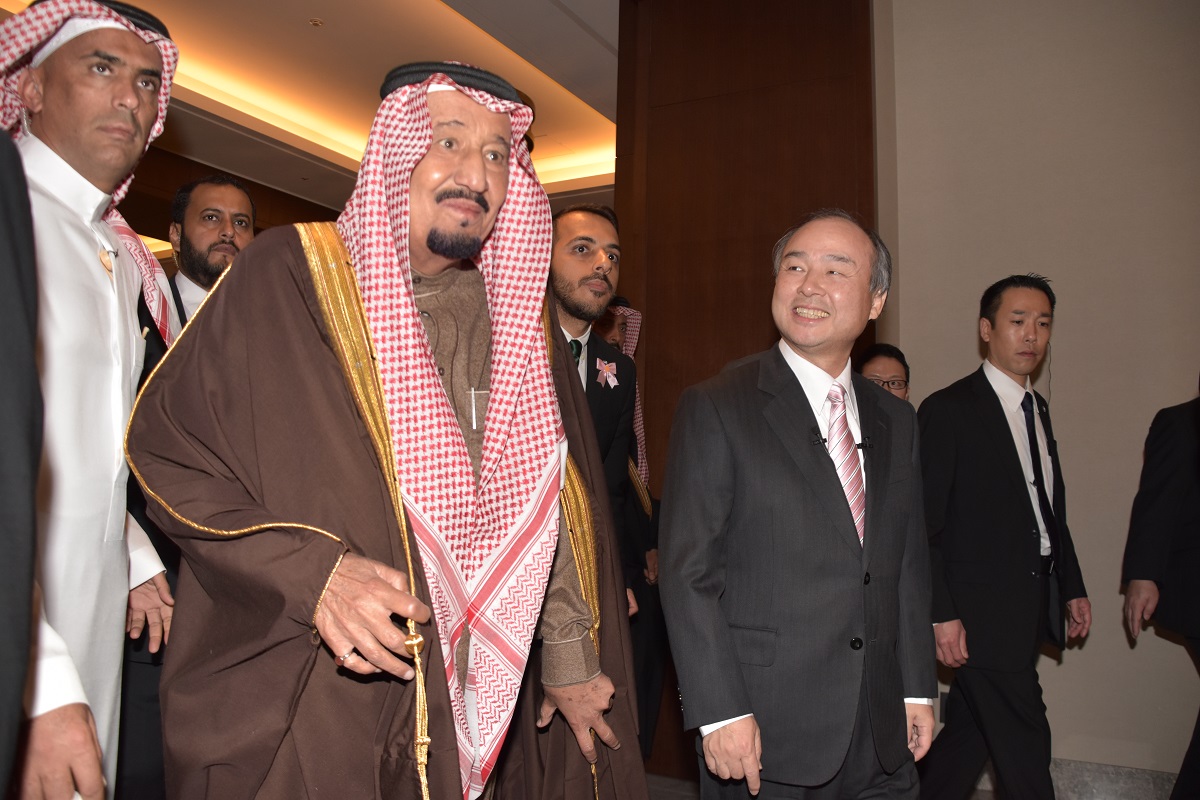 写真・図版 : 来日したサウジアラビアのサルマン国王（中央左）との会談を終えた孫正義氏＝2017年3月14日、東京都千代田区