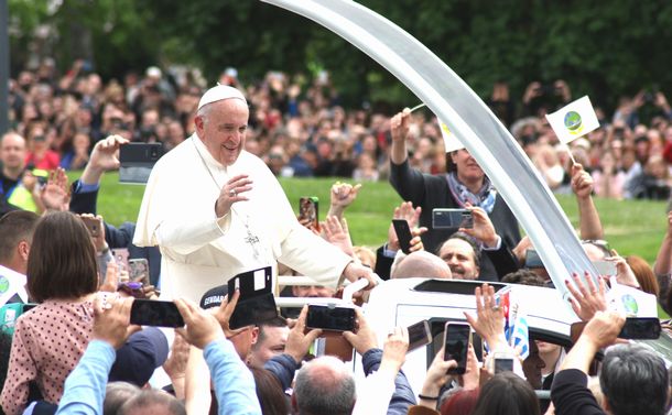 写真・図版 : ミサに集まった参加者に手を振って応える教皇フランシスコ＝2019年5月、ブルガリア