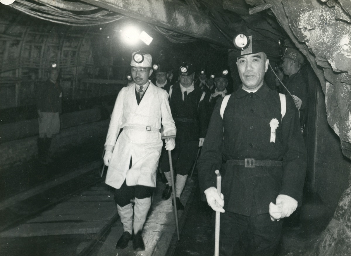 写真・図版 : 巡幸で三池炭鉱を訪れ、採掘現場に向かう昭和天皇＝1949年5月29日