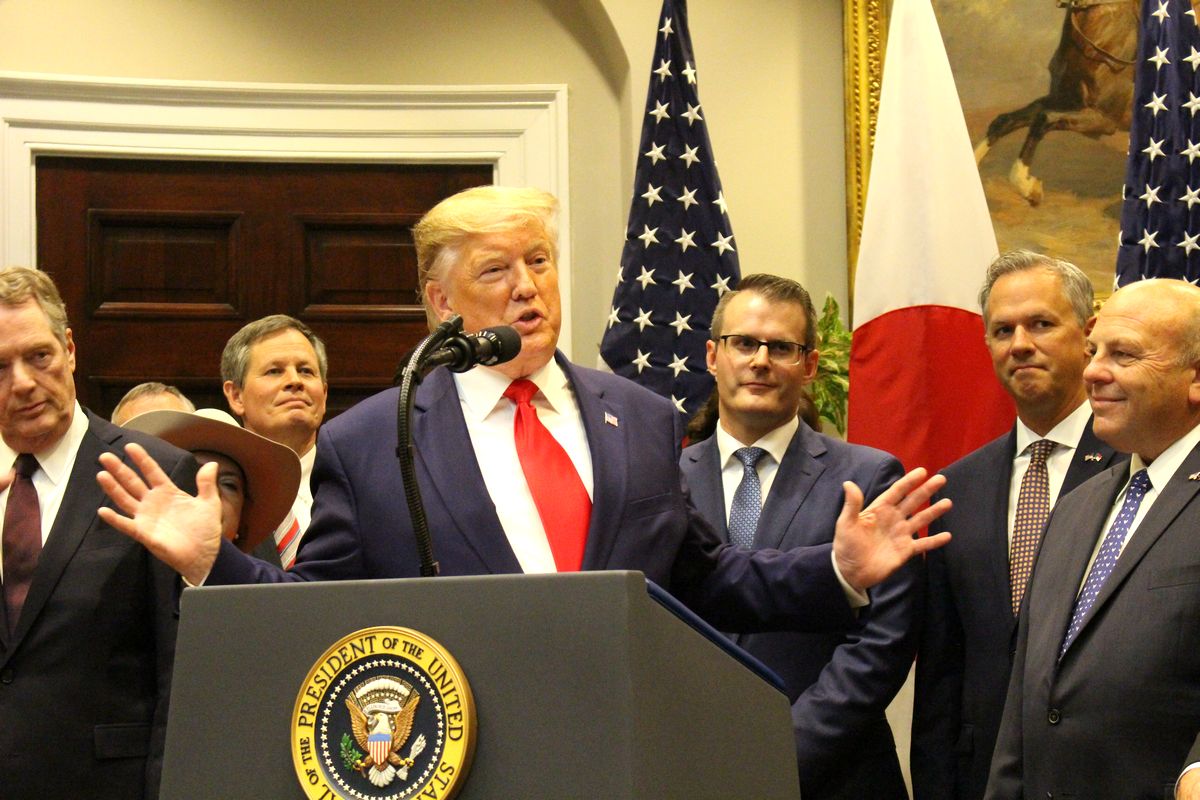 写真・図版 : 日米貿易協定の署名式で演説するトランプ米大統領＝2019年10月7日、ワシントン