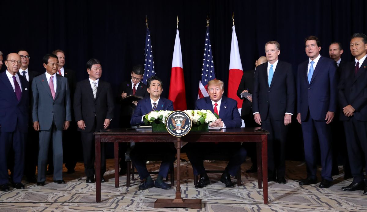 写真・図版 : 共同声明署名式に臨む安倍晋三首相（中央左）とトランプ米大統領（同右）＝2019年9月25日、米ニューヨーク