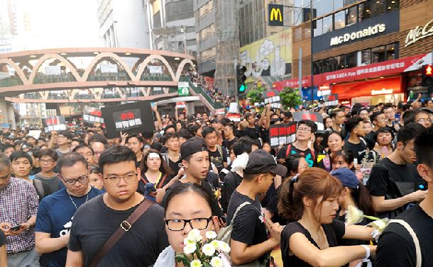 写真・図版 : 刑事事件の容疑者を香港から中国大陸に引き渡すことを可能にする「逃亡犯条例」の改正に反対するデモ。このころは「２００万人」（主催者発表）が平和的に街を歩いていた＝12019年6月16日、香港（吉岡桂子撮影）