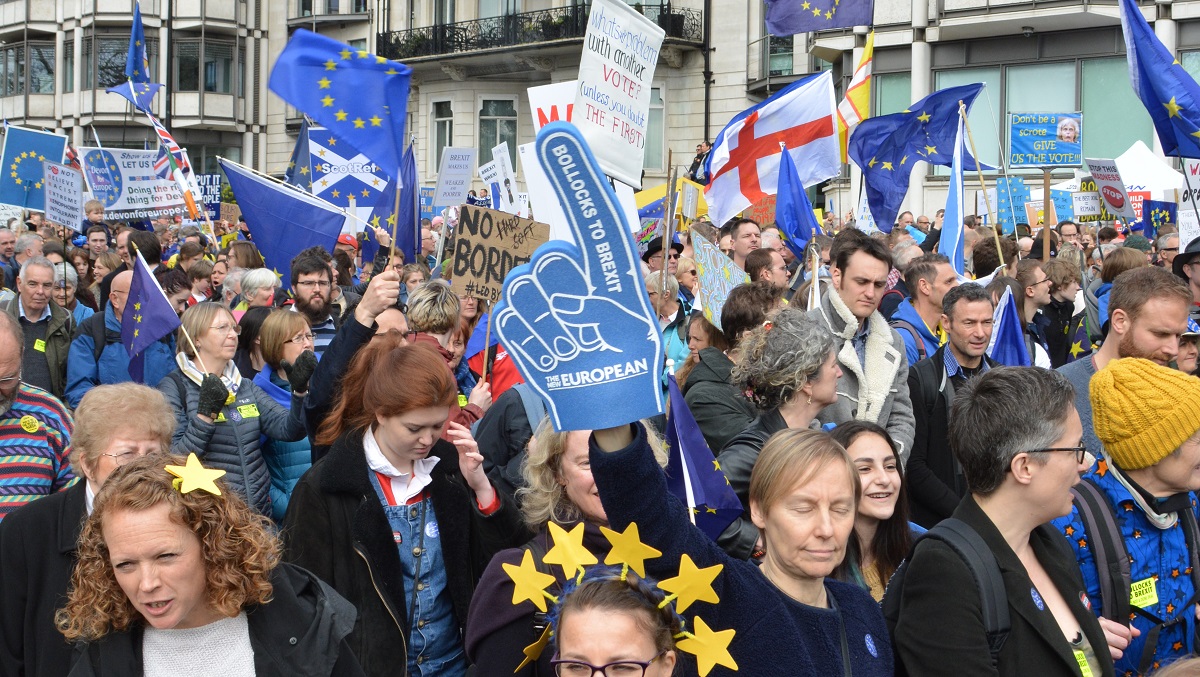 写真・図版 : 英国のEU離脱をめぐる2度目の国民投票を求めてデモ行進するロンドン市民たち=2019年3月