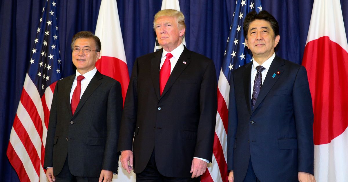 写真・図版 : 2017年7月、日米韓首脳会談前に記念撮影に応じる安倍首相、トランプ大統領、文大統領＝独ハンブルク。朝日新聞社