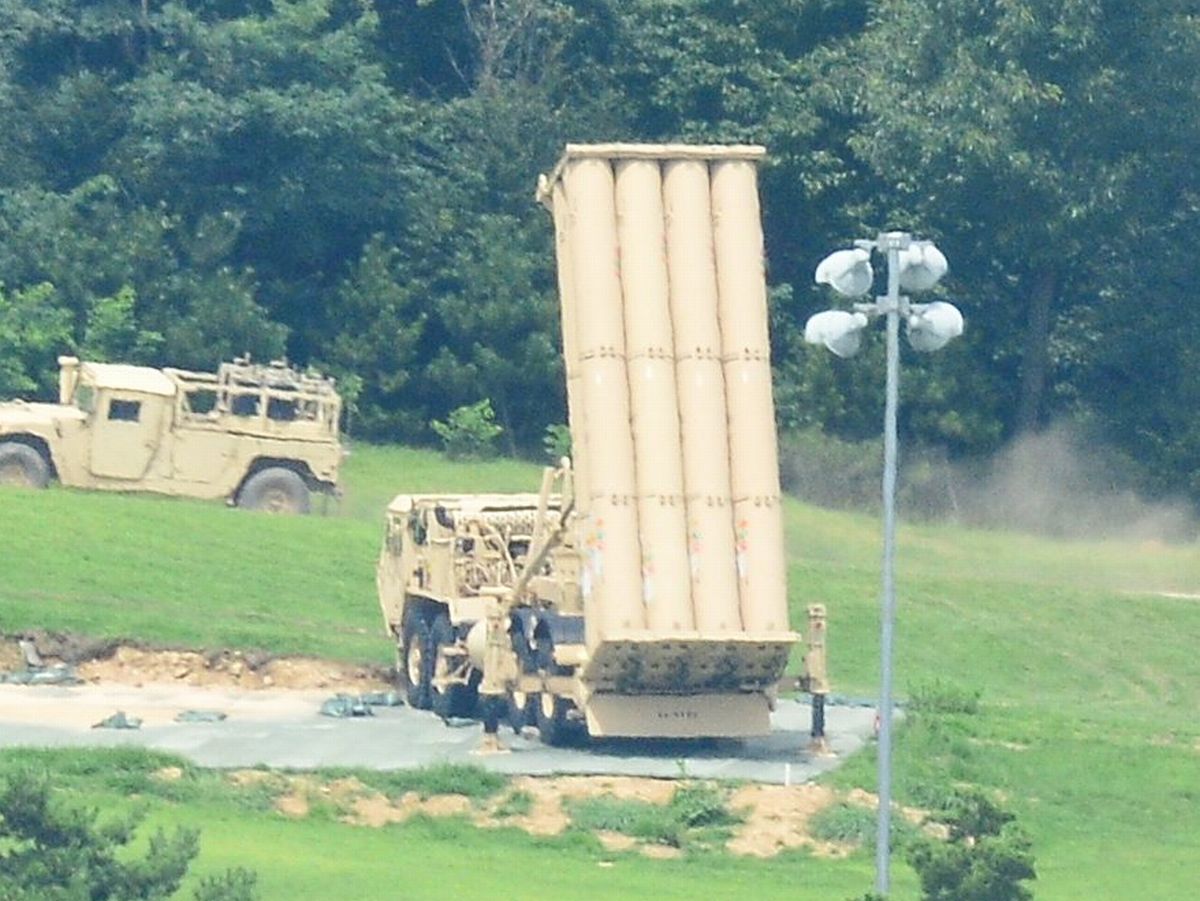 写真・図版 : 2017年に韓国の慶尚北道星州に配備された米軍のTHAAD（高高度迎撃ミサイルシステム)の発射台＝東亜日報提供