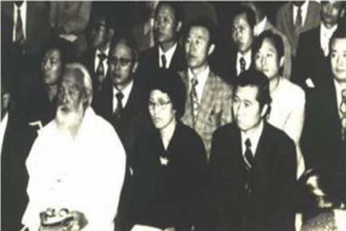 写真・図版 : 앞줄 오른 쪽부터 김대중과 부인 이희호, 함석헌= 필자의 강의자료에서