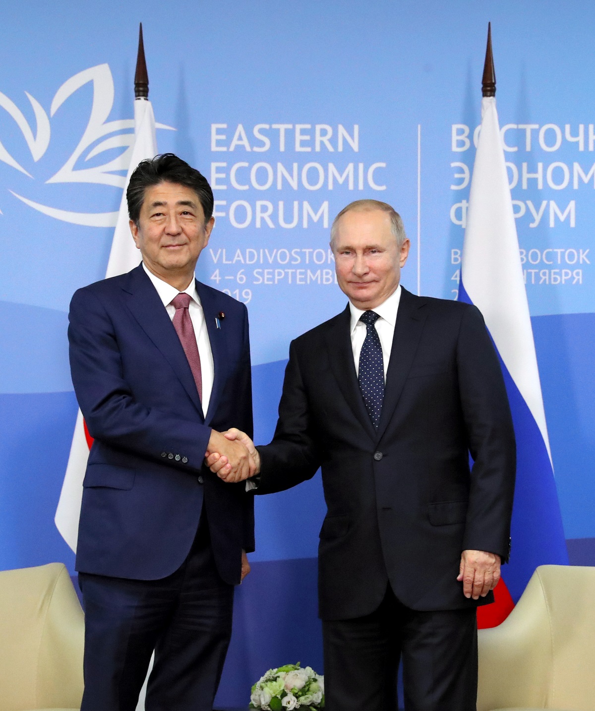 写真・図版 : 「東方経済フォーラム」で首脳会談を行った安倍首相とプーチン大統領＝2019年9月5日、ロシア・ウラジオストク