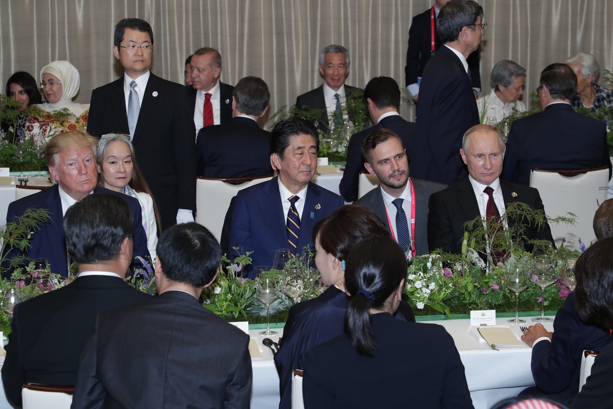 写真・図版 : 大阪サミットでの夕食会。安倍首相の両隣には、ロシアのプーチン大統領、アメリカのトランプ大統領が座った＝2019年6月28日、大阪迎賓館