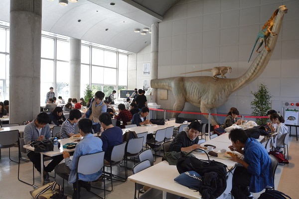 写真・図版 : 恐竜学研究所を設置している福井県立大学は、2016年にリニューアルオープンさせた「県大レストラン」に恐竜像を置くなど、特色作りに励んでいる＝2016年、影山遼撮影