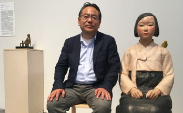 写真・図版 : 筆者と「平和の少女像」＝10月10日、愛知芸術文化センター