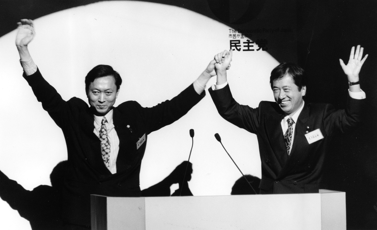 写真・図版 : 第1次民主党結党後初の党大会で再任された鳩山、菅の両代表（以下、肩書はいずれも当時）＝1997年3月22日、東京都新宿区の日本青年館