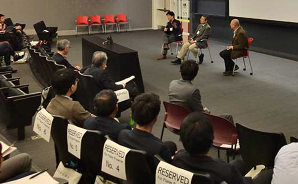 写真・図版 : 小林医師と竹内教授が登壇したパネル討論会