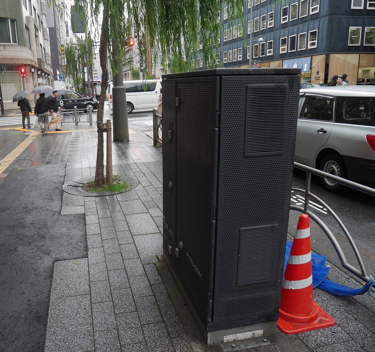 写真・図版 : 電線が地中化されると、電柱がないためトランスは地上に設置される＝東京都中央区