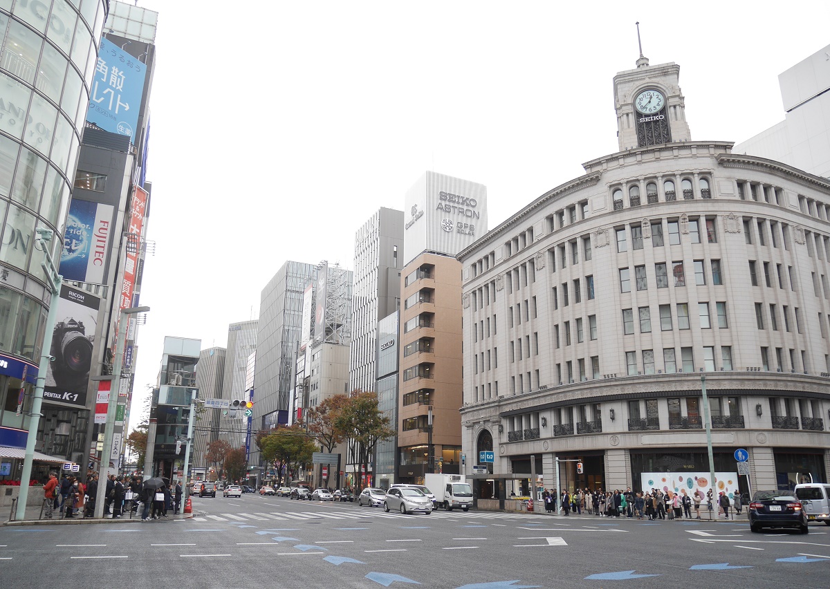 写真・図版 : 無電柱化された東京・銀座の大通り。空がすっきりと見える