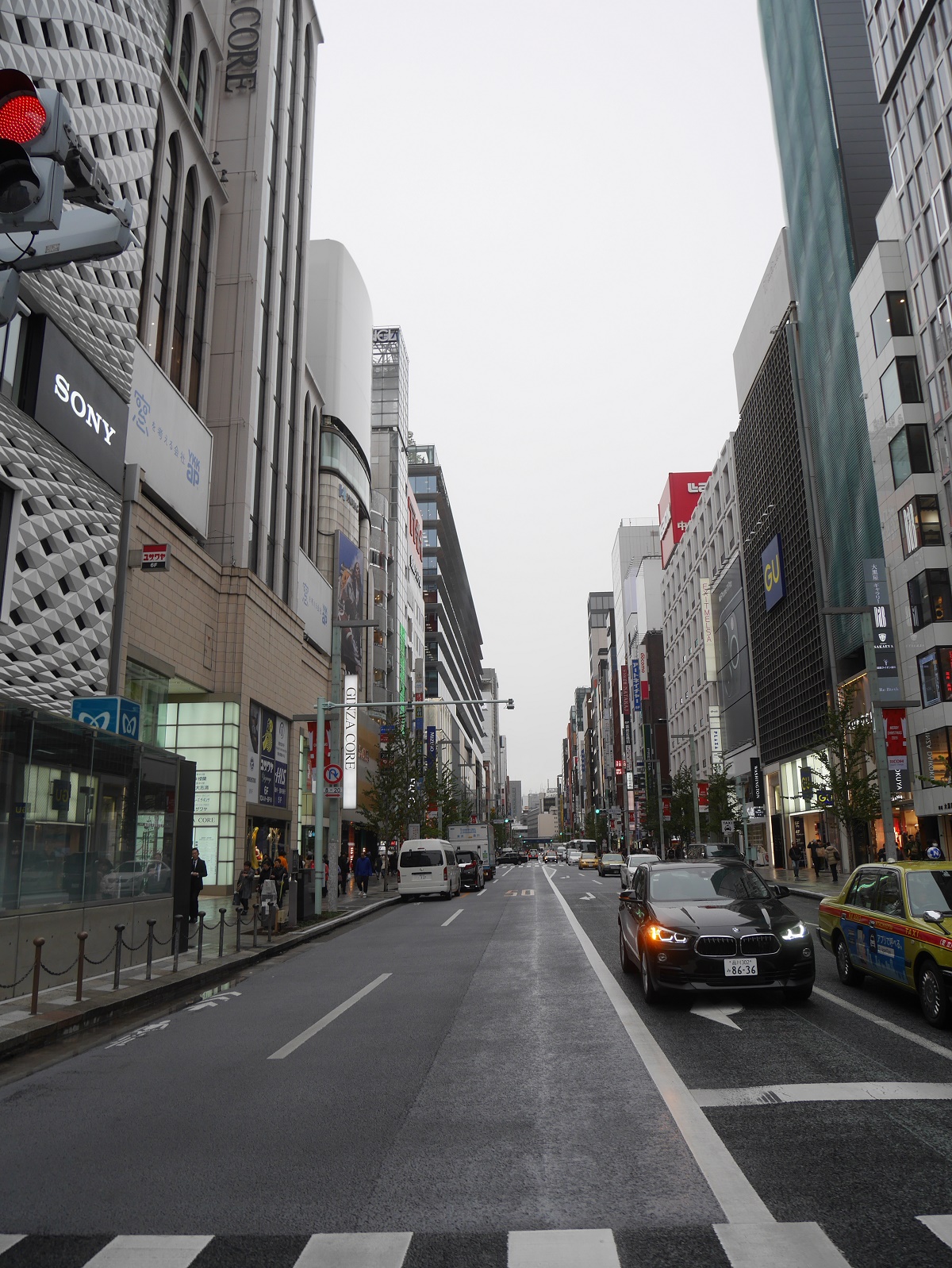 写真・図版 : 無電柱化された路線。道路の両側ともに電柱が１本もない＝東京都中央区銀座