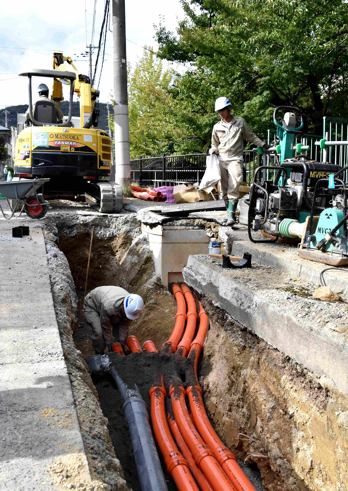 写真・図版 : 電柱をなくす工事の現場＝2018年、兵庫県芦屋市