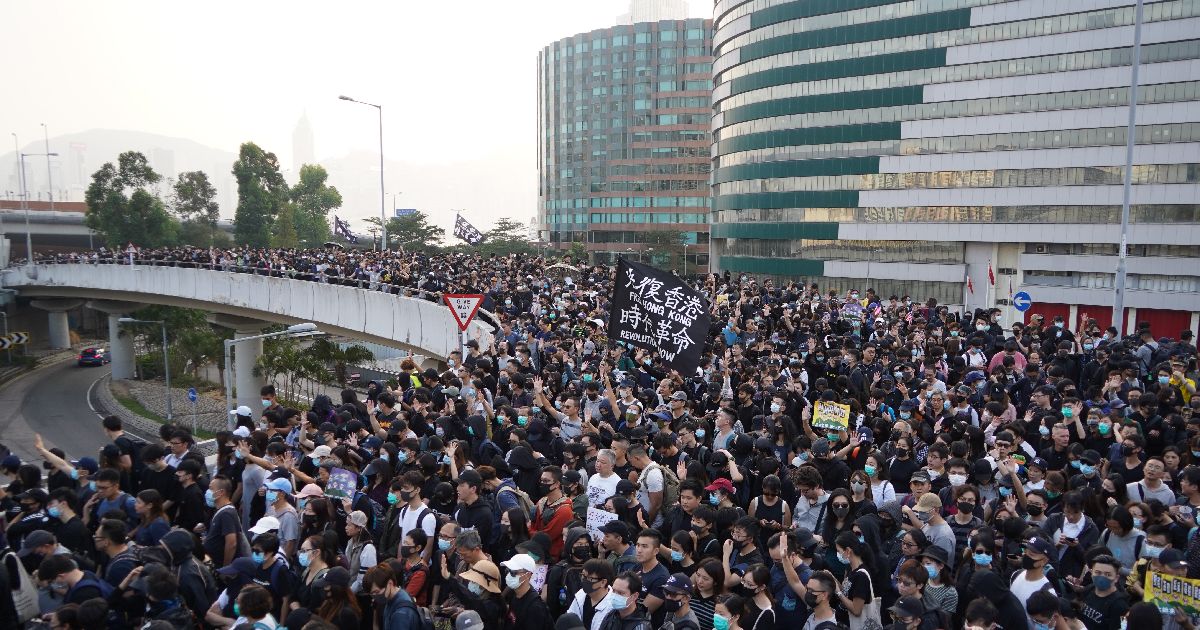 写真・図版 : 道路を歩くデモの参加者たち＝2019年12月1日午後、香港